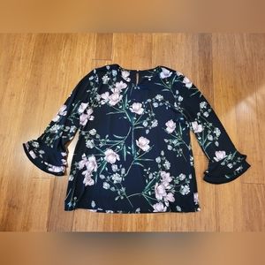 (NWT) Karl Lagerfeld floral 3/4 Sleeve top Size Large
